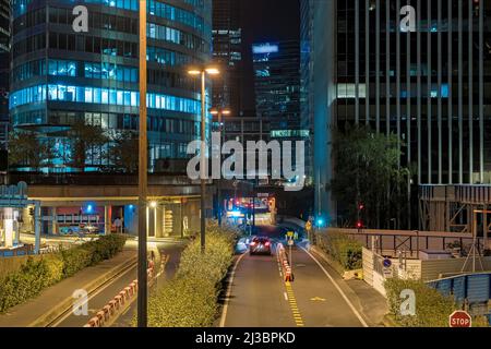 Cielo viola a Parigi al tramonto sul tramonto sulla Torre Eiffel con luna e alberi Foto Stock