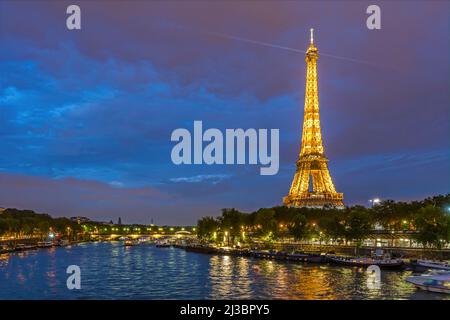 Serata nuvolosa sulla Torre Eiffel a Parigi Fiume Senna e Barche crociera Notte Foto Stock