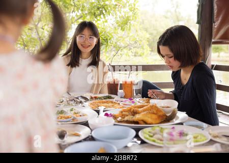 Le amiche mangiano il pranzo all'aperto Foto Stock