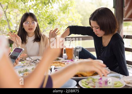 Le amiche mangiano il pranzo all'aperto Foto Stock