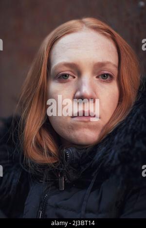 Ritratto di giovane donna con capelli tinti Foto Stock