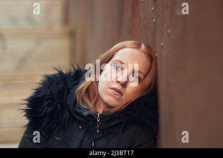 Ritratto di giovane donna con capelli tinti Foto Stock
