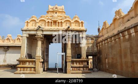 Ingresso principale del campus porta del tempio di Gommateshwara, Shravanbelagola, Karnataka, India Foto Stock