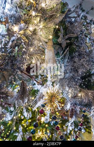 Decorazioni natalizie in vecchio stile in Cambridgeshire Mansion, Inghilterra, Regno Unito Foto Stock