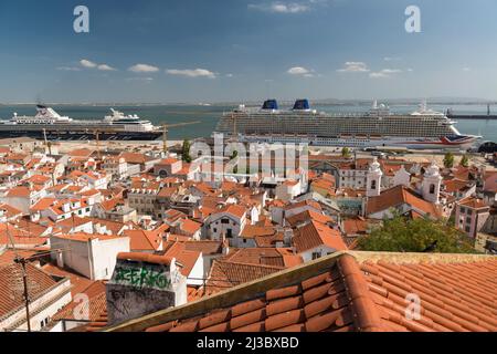 Vista dal Miradouro Santa Luzia dei tetti rossi del centro storico, della Chiesa di São Miguel e delle alte navi da crociera ormeggiate. Lisbona, Portogallo Foto Stock