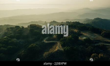 Fumo da incendi in california. Vista aerea della cima del Monte Hamilton, San Jose, California. Foto di alta qualità Foto Stock