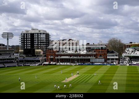 Sam Conners del Derbyshire gioca al Josh De Caires di Middlesex durante il giorno uno della LV= County Championship Division due partite al Lord's Cricket Ground, Londra. Foto Stock