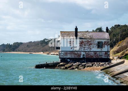 The Watch House a Lepe Hampshire Inghilterra un ex boathouse utilizzato da ufficiali della guardia costiera al momento della ricerca di contrabbandieri Foto Stock