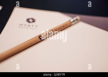 Sofia, Bulgaria - 05 aprile 2022: L'hotel Hyatt Regency è stato il padrone di casa di una conferenza. Una matita con marchio e carta sul tavolo. Foto di alta qualità Foto Stock