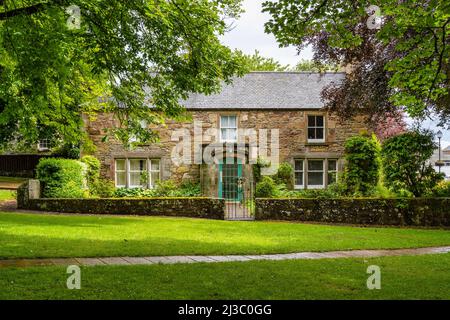 Pittoresco cottage in pietra vicino alla cattedrale nella storica città di Dornoch a Sutherland, Highland, Scozia, Regno Unito Foto Stock