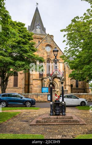 L'Anderson Memorial fontana per bere nella piazza di fronte alla Cattedrale nella storica città di Dornoch a Sutherland, Highland, Scozia, Regno Unito Foto Stock
