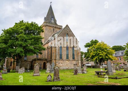 Elevazione orientale della Cattedrale di Dornoch vista dal cimitero nella storica città di Dornoch in Sutherland, Highland, Scozia, Regno Unito Foto Stock