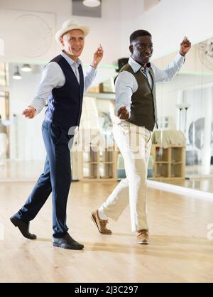 Due uomini che ballano jazz in studio Foto Stock