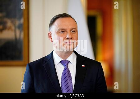 Il presidente della Polonia Andrzej Duda parla ai media nel 10 Downing Street, Londra. Data foto: Giovedì 7 aprile 2022. Foto Stock