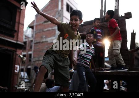 Bhaktapur, Nepal. 06th Apr 2022. Il 6 aprile 2022 a Bhaktapur, Nepal. I ragazzi giocano nel carro davanti al prossimo festival. (Foto di Abhishek Maharjan/Sipa USA) Credit: Sipa USA/Alamy Live News Foto Stock