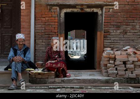 Bhaktapur, Nepal. 06th Apr 2022. Il 6 aprile 2022 a Bhaktapur, Nepal. Una gente di elera siede all'ombra nella strada stretta di Bhaktapur durante una giornata normale. (Foto di Abhishek Maharjan/Sipa USA) Credit: Sipa USA/Alamy Live News Foto Stock