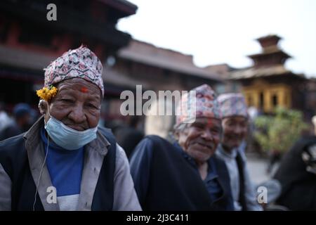 Bhaktapur, Nepal. 06th Apr 2022. Il 6 aprile 2022 a Bhaktapur, Nepal. Una persona elera siede con i suoi amici durante il crepuscolo del giorno. (Foto di Abhishek Maharjan/Sipa USA) Credit: Sipa USA/Alamy Live News Foto Stock