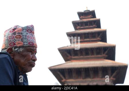 Bhaktapur, Nepal. 06th Apr 2022. Il 6 aprile 2022 a Bhaktapur, Nepal. Un sedete in modo elero davanti ad un tempiale di nyatapole durante un giorno normale. (Foto di Abhishek Maharjan/Sipa USA) Credit: Sipa USA/Alamy Live News Foto Stock