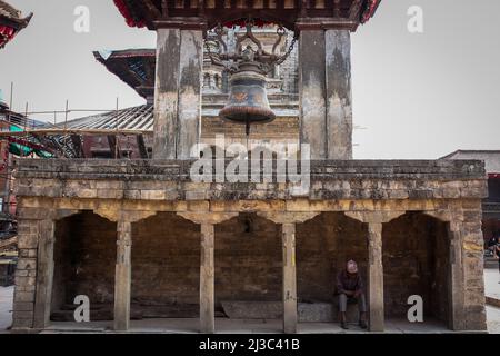 Bhaktapur, Nepal. 06th Apr 2022. Il 6 aprile 2022 a Bhaktapur, Nepal. Un uomo si siede all'ombra durante una giornata normale. (Foto di Abhishek Maharjan/Sipa USA) Credit: Sipa USA/Alamy Live News Foto Stock