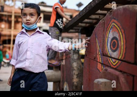 Bhaktapur, Nepal. 06th Apr 2022. Il 6 aprile 2022 a Bhaktapur, Nepal. Un ragazzo gioca intorno alle ruote del carro davanti ai festival upcomg (Foto di Abhishek Maharjan/Sipa USA) credito: Sipa USA/Alamy Live News Foto Stock