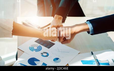 Teamwork Join Hands Support Together concetto di collaborazione. Gli uomini d'affari asiatici mostrano una mano simbolica per lo scopo promesso di raggiungere l'obiettivo Foto Stock