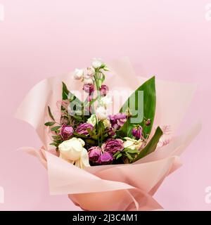 bouquet di fiori morenti su sfondo rosa Foto Stock