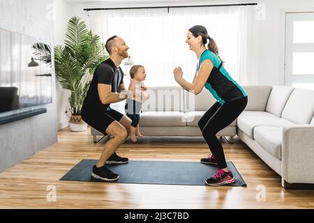 Felice coppia di formazione con il suo bambino il bambino guarda qualcuno. Foto Stock