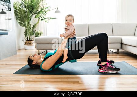 Buona formazione della madre con il suo bambino il bambino guarda qualcuno. Foto Stock