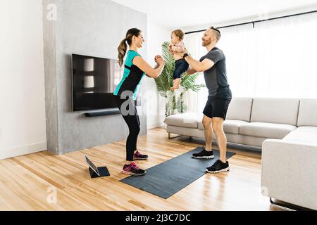 Felice coppia di formazione con il suo bambino il bambino guarda qualcuno. Foto Stock