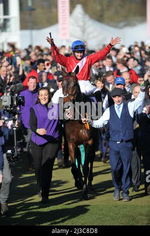 Vincitore della Gold Cup A Plus Tard indollato da Rachael Blackmore Day Four, Gold Cup Day al Cheltenham Racecourse Gold Cup Festival folle foto b Foto Stock