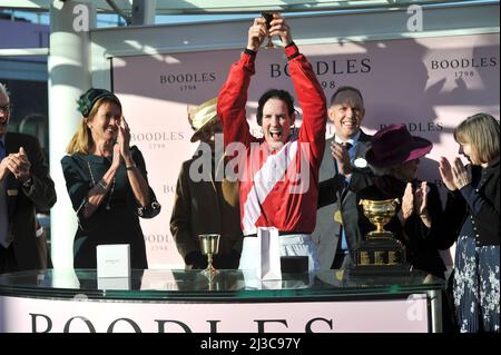 Vincitore della Gold Cup A Plus Tard indollato da Rachael Blackmore Day Four, Gold Cup Day al Cheltenham Racecourse Gold Cup Festival folle foto b Foto Stock