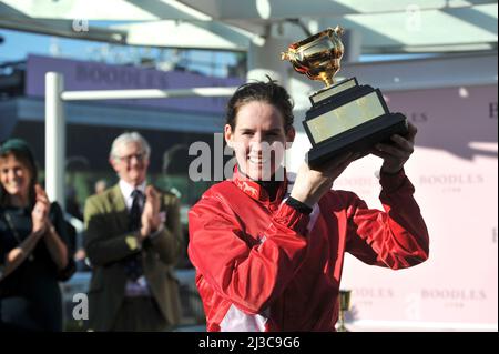 Vincitore della Gold Cup A Plus Tard indollato da Rachael Blackmore Day Four, Gold Cup Day al Cheltenham Racecourse Gold Cup Festival folle foto b Foto Stock