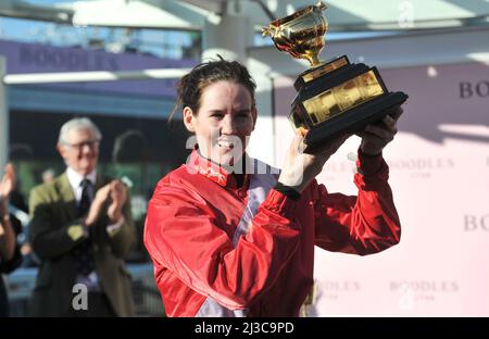 Vincitore della Gold Cup A Plus Tard indollato da Rachael Blackmore Day Four, Gold Cup Day al Cheltenham Racecourse Gold Cup Festival folle foto b Foto Stock