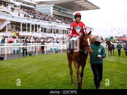 Jockey Davy Russell su Pied Piper dopo la fine in un caldo morto, prima di un'indagine degli stewards più tardi regola cavaliere Salute ridden da Paddy Brennan il vincitore del Jewson Anniversary 4-y-o Juvenile hurdle a Aintree Racecourse, Liverpool. Data foto: Giovedì 7 aprile 2022. Foto Stock