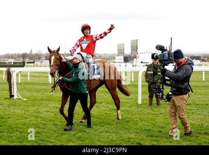 Jockey Davy Russell celebra su Pied Piper dopo la fine in un caldo morto, prima di un'indagine di stewards più tardi regola cavaliere Salute indovinata da Paddy Brennan il vincitore del Jewson Anniversary 4-y-o Juvenile hurdle a Aintree Racecourse, Liverpool. Data foto: Giovedì 7 aprile 2022. Foto Stock