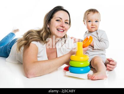 bambina e madre che giocano insieme al giocattolo colorato Foto Stock