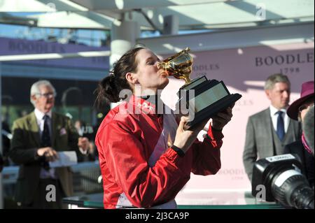 Vincitore della Gold Cup A Plus Tard indollato da Rachael Blackmore Day Four, Gold Cup Day al Cheltenham Racecourse Gold Cup Festival folle foto b Foto Stock