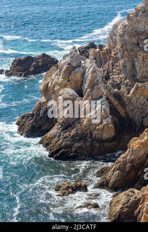 L'oceano atlantico alla Pointe de Pen-Hir, un capo sulla penisola di Crozon nel Finistère, Bretagna, Francia Foto Stock