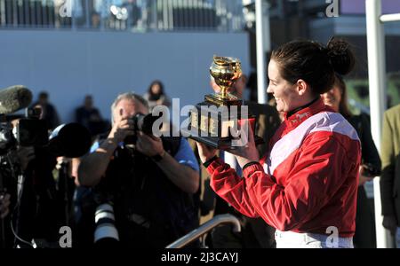 Vincitore della Gold Cup A Plus Tard indollato da Rachael Blackmore Day Four, Gold Cup Day al Cheltenham Racecourse Gold Cup Festival folle foto b Foto Stock