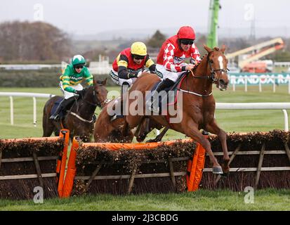 Ippodromo di Aintree. 7th Apr 2022. Aintree, Merseyside, Inghilterra: Grand National Festival, Day 1: Pied Piper (7) indovinato da Davy Russell libera la recinzione finale nel Jewson Anniversary 4-y-o Juvenile Hurble (Classe 1) grado 1 davanti a Knight Salute (5) indovinato da Paddy Brennan. La gara si è conclusa in un caldo morto tra i due cavalli. Credit: Action Plus Sports/Alamy Live News Foto Stock