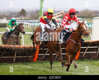 Ippodromo di Aintree. 7th Apr 2022. Aintree, Merseyside, Inghilterra: Grand National Festival, Day 1: Pied Piper (7) indovinato da Davy Russell libera la recinzione finale nel Jewson Anniversary 4-y-o Juvenile Hurble (Classe 1) grado 1 davanti a Knight Salute (5) indovinato da Paddy Brennan. La gara si è conclusa in un caldo morto tra i due cavalli. Credit: Action Plus Sports/Alamy Live News Foto Stock