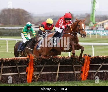 Ippodromo di Aintree. 7th Apr 2022. Aintree, Merseyside, Inghilterra: Grand National Festival, Day 1: Pied Piper (7) indovinato da Davy Russell libera la recinzione finale nel Jewson Anniversary 4-y-o Juvenile Hurble (Classe 1) grado 1 davanti a Knight Salute (5) indovinato da Paddy Brennan. La gara si è conclusa in un caldo morto tra i due cavalli. Credit: Action Plus Sports/Alamy Live News Foto Stock