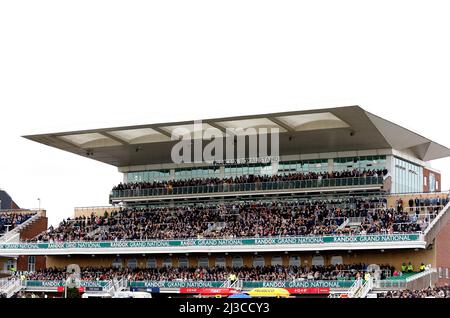 Una vista generale degli autisti nello stand Princess Royal presso l'ippodromo Aintree di Liverpool. Data foto: Giovedì 7 aprile 2022. Foto Stock