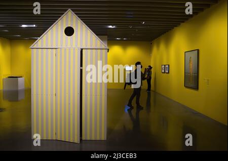 Malaga, Spagna. 07th Apr 2022. Un uomo guarda un dipinto durante l'apertura della mostra: 'Un tempo proprio. Liberati dai grilli della vita di tutti i giorni a Malaga. Il Centro Malaga Pompidou presenta la sua nuova mostra semi-permanente che espone diversi dipinti, sculture, installazioni e altre opere. La collezione fa parte del Musée National d'art moderne del museo Pompidou-Paris. La mostra si terrà dal 07 aprile al 15 ottobre 2023. (Foto di Jesus Merida/SOPA Images/Sipa USA) Credit: Sipa USA/Alamy Live News Foto Stock