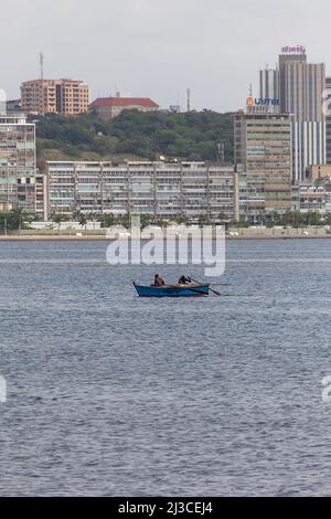 Luanda Angola - 10 13 2021: Vista al centro della città di Luanda, moderni grattacieli, baia, edifici marginali e centrali, pescatori sulla tradizione Foto Stock