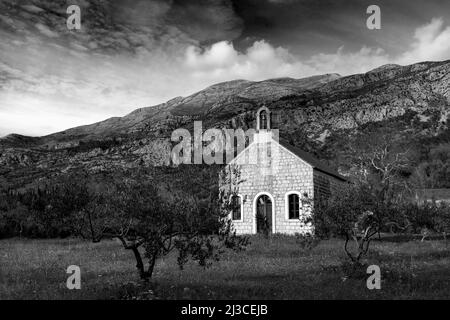 Vecchia chiesa della Santissima Trinità nel villaggio Pridvorje. Regione di Konavle. Croazia. Foto Stock