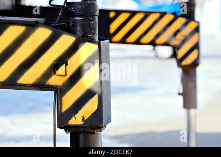 Piattaforma idraulica o puntoni del meccanismo di sollevamento. Parte di attrezzatura per il sollevamento di carichi. Sfondo Foto Stock