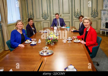 Stoccolma, Svezia, 7 aprile 2022.il primo ministro svedese Magdalena Andersson, a sinistra, riceve il presidente della Commissione europea Ursula von der Leyen, a destra, presso la casa Adelcrantzska di Stoccolma, Svezia, giovedì 7 aprile 2022.Foto: Stefan Jerrevang / TT /code 60160 ***SWEDEN OUT*** Foto Stock