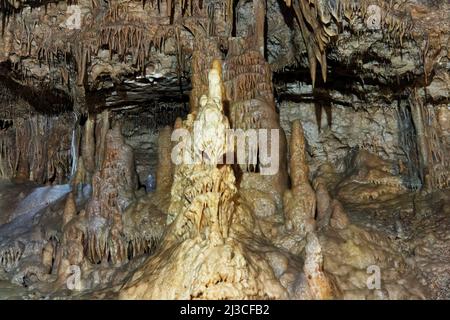Nuova grotta Athos con stalattiti e stalagmiti in Abkhazia. Nuova grotta Athos con stalattiti e stalagmiti in Abkhazia. Una enorme grotta sotterranea. Foto Stock