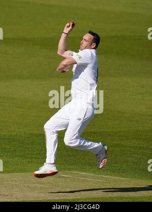 Kyle Abbott dell'Hampshire Bowls durante il giorno uno della LV= County Championship Division uno partita all'Ageas Bowl di Southampton. Foto Stock